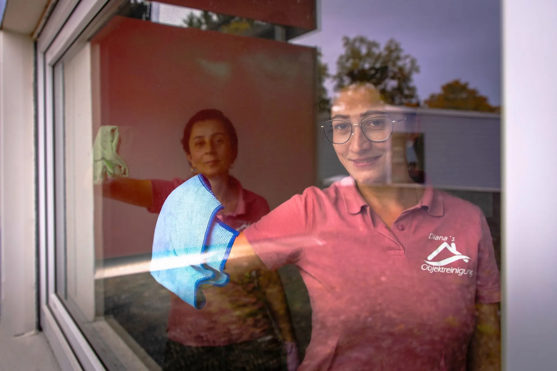 Mitarbeiterin bei der Fensterreinigung