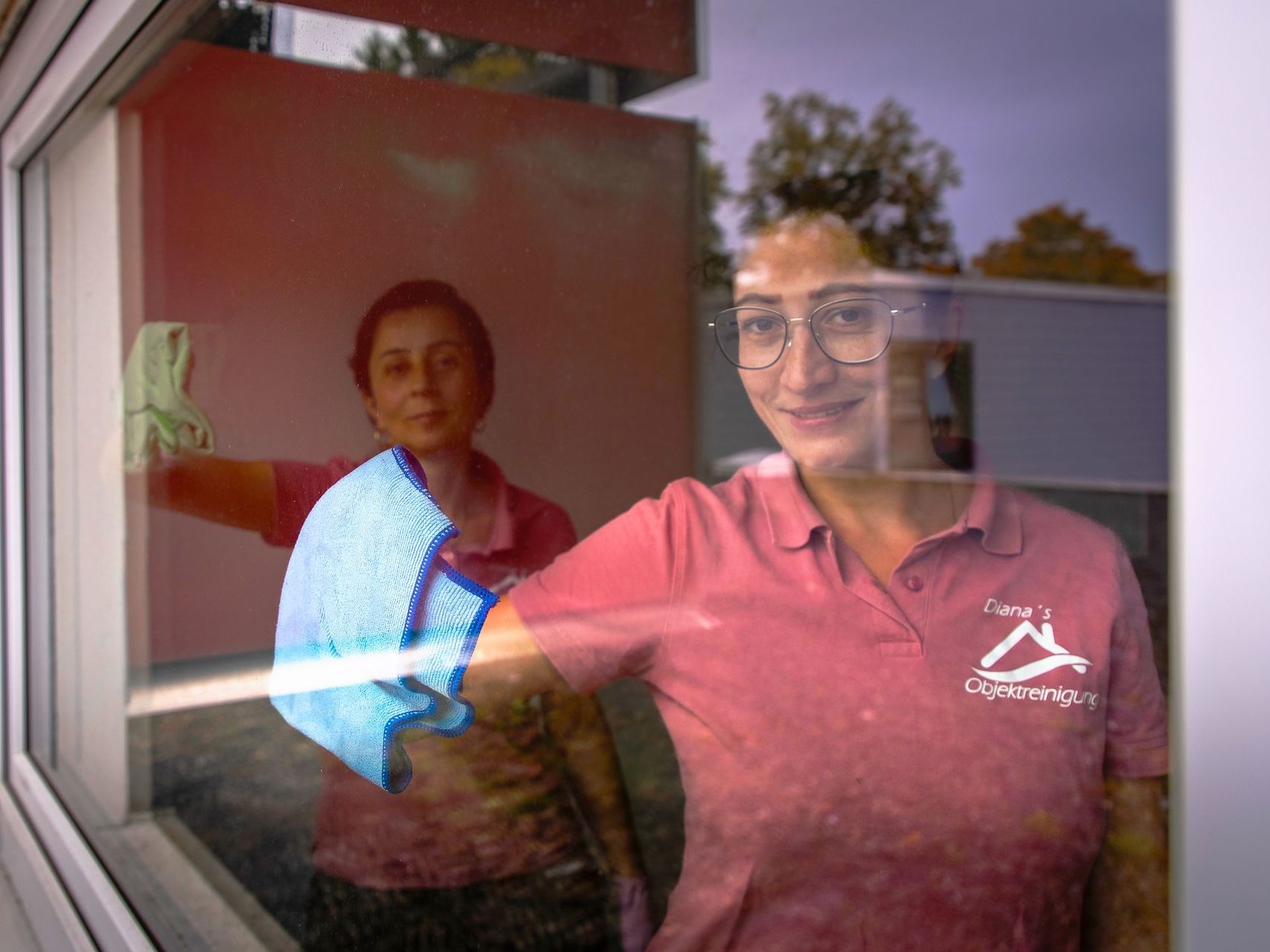 Mitarbeiterin bei der Fensterreinigung
